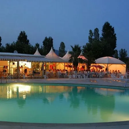 Кемпинг Mobilhome 40 M2, 3 Chb, Terrasse Arboree 20 M2, Camping 4 Etoiles Фрежюс